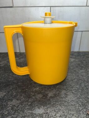 Tupperware 1 1-2 qt Yellow Plastic Pitcher with Lid and Handle - Exc Condition.